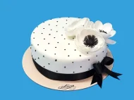 Tort cu Flori Albe si Panglica Neagra