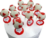 Bomboane Cakepops Albe cu Inimioare Rosii