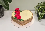 Tort Inima cu Trandafiri Rosii si Boboci