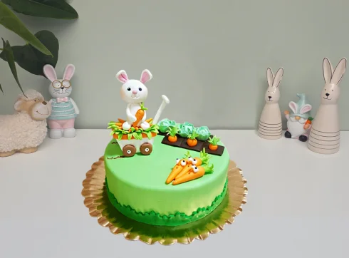 Tort cu Figurina Iepuras si Morcovi