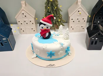 Tort Iarna cu Figurina Pinguin