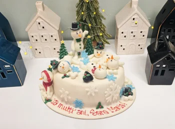 Tort Iarna cu Figurine Oameni de Zapada