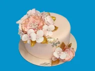 Tort cu Flori Roz Pastel
