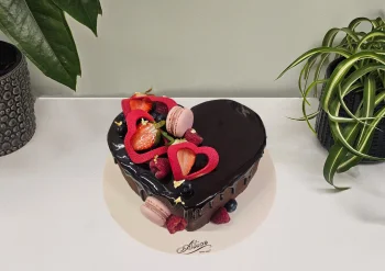 Tort Love Inimioare si Fructe